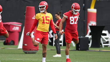 Kansas City Chiefs Quarterback Patrick Mahomes (15) und Kansas City Chiefs Tight End Travis Kelce (87) wärmen sich auf bei den OTAs in der Chiefs Training Facility in Kansas City, MO.