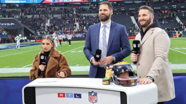 RTL Pult mit Jana Wosnitza und den Experten und ehemaligen Spielern von Patriots und Colts Sebastian Vollmer und Björn Werner - Frankfurt 12.11.2023: New England Patriots vs. Indianapolis Colts, NFL, American Football Herren, USA International Game, Deutsche Bank Park Frankfurt *** RTL Pult with Jana Wosnitza and the experts and former players of Patriots and Colts Sebastian Vollmer and Björn Werner Frankfurt 12 11 2023 New England Patriots vs Indianapolis Colts, NFL International Game, Deutsche Bank Park Frankfurt
