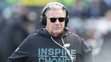 PHILADELPHIA, PA - DECEMBER 14: Philadelphia Eagles coach Jeff Stoutland looks on during the game between the Las Vegas Raiders and the Philadelphia Eagles on December 14, 2025 at Lincoln Financial Field in Philadelphia, PA.(Photo by Andy Lewis Icon Sportswire) NFL, American Football Herren, USA DEC 14 Raiders at Eagles EDITORIAL USE ONLY Icon251214126