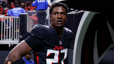 Defensive End James Pearce Jr. #27 von den Atlanta Falcons beim Spiel gegen die Seattle Seahawks im Mercedes-Benz Stadium in Atlanta, United States.