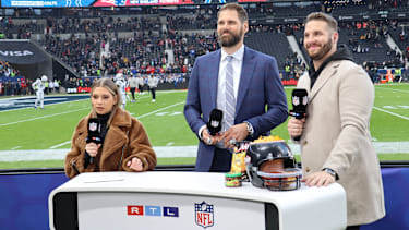 RTL Pult mit Jana Wosnitza und den Experten und ehemaligen Spielern von Patriots und Colts Sebastian Vollmer und Björn Werner beim NFL-Spiel in Frankfurt.