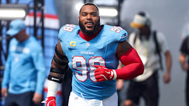 Tennessee Titans Defensive Dackle Jeffery Simmons (98) kommt auf Feld für ein NFL-Spiel.