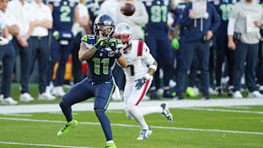 Seattle Seahawks Wide Receiver Jaxon Smith-Njigba (11) fängt einen Ball gegen die New England Patriots im ersten Quarter des in Super Bowls LX im Levi s Stadium.