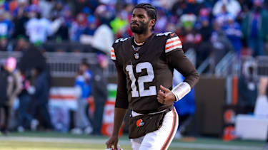 Cleveland Browns Quarterback Shedeur Sanders (12) betritt das Feld beim National Football League Spiel der Buffalo Bills gegen die Cleveland Browns im Huntington Bank Field in Cleveland, OH.