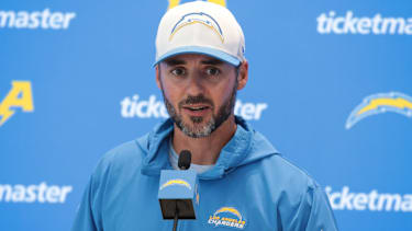 EL SEGUNDO, CA - JULY 26: Los Angeles Chargers defensive coordinator Jesse Minter during Los Angeles Chargers Training Camp on July 26, 2024, at The Bolt in El Segundo, CA. (Photo by Jevone Moore Icon Sportswire) NFL, American Football Herren, USA JUL 26 Chargers Training Camp EDITORIAL USE ONLY Icon2407264312