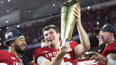 Indiana-Quarterback Fernando Mendoza jubelt mit der Trophäe.