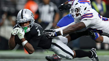 Las Vegas Raiders Wide Receiver Tre Tucker (1) fängt einen Pass gegen die Buffalo Bills.