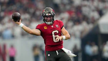 Quarterback Baker Mayfield von den Tampa Bay Buccaneers wirft einen Pass während des NFL-Spiels gegen die Houston Texans in Houston, Texas (American Football, USA)