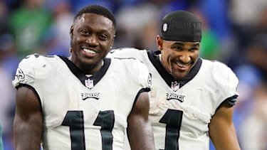 Philadelphia Eagles Wide Receiver A.J. Brown und Quarterback Jalen Hurts gehen vom Feld nach einem Spiel gegen die Detroit Lions.