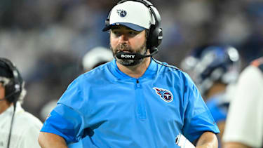 NFL, American Football Herren, USA Minnesota Vikings at Tennessee Titans Aug 22, 2025; Nashville, Tennessee, USA; Tennessee Titans head coach Brian Callahan walks the sideline against the Minnesota Vikings during the first half at Nissan Stadium. Nashville Nissan Stadium Tennessee USA, EDITORIAL USE ONLY PUBLICATIONxINxGERxSUIxAUTxONLY Copyright: xStevexRobertsx 20250822_ajw_ra1_101