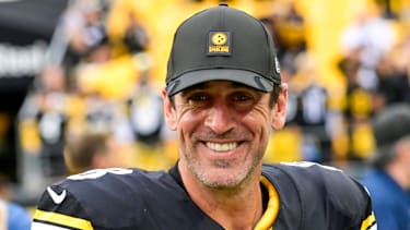 Aaron Rodgers geht vom Feld nach einem Sieg der Steelers gegen die Cleveland Browns.