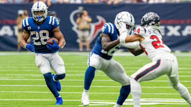 Indianapolis Colts Running Back Jonathan Taylor (28) bekommt einen Block von Indianapolis Colts Wide Receiver Ashton Dulin (16) beim NFL-Spiel der Indianapolis Colts gegen die Houston Texans im NRG Stadium in Houston, Texas.