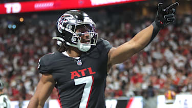 Running Back Bijan Robinson von den Atlanta Falcons jubelt nach einem Touchdown gegen die Washington Commanders im Mercedes-Benz Stadium in Atlanta (NFL, American Football, USA)