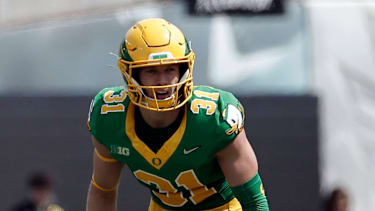 Defensive Back Dillon Thieneman von den Oregon Ducks positioniert sich vor dem Snap gegen die Montana State Bobcats im Autzen Stadium in Eugene