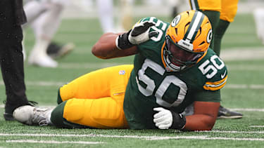 Offensive Tackle Zach Bako-Bewele 50 von den Green Bay Packers liegt beim NFL-Spiel gegen die New York Jets verletzt auf dem Boden.