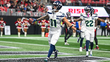 Seattle Seahawks Wide Receiver Jaxon Smith-Njigba (11) feiert einen Touchdown gegen die Atlanta Falcons.