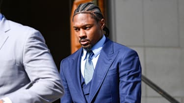 Wide Receiver Stefon Diggs läuft aus dem Gerichtsgebäude raus, in dem sein Prozess zur mutmaßlichen Körperverletzung stattfindet.