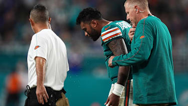 Dolphins-Quarterback Tua Tagovailoa wankt im Spiel gegen Buffalo vom Feld