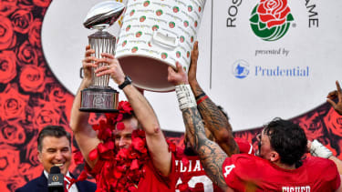 January 1, 2026 Pasadena, CA.Indiana head coach Curt Cignetti holds the winner s trophy as he is doused with rose pedals by linebacker Aiden Fisher (4) after a win over Alabama in the Rose Bowl College Football Playoff quarterfinal game Thursday, Jan. 1, 2026, in Pasadena, Calif. The CFP QuarterFinal at the Rose Bowl Game between the Indiana Hoosiers and the Alabama Crimson Tide..January 01, 2026 in Pasadena, California..Mandatory Photo Credit: Cal Media Pasadena United States of America - ZUMAc04_ 20260101_zma_c04_287 Copyright: xLouisxLopezx