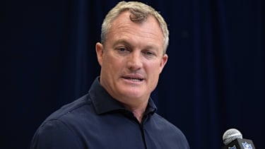 General Manager der San Francisco 49ers John Lynch spricht bei einer Pressekonferenz beim Combine.