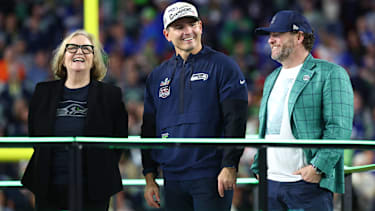 NFL, American Football Herren, USA Super Bowl LX-Seattle Seahawks at New England Patriots Feb 8, 2026; Santa Clara, CA, USA; Seattle Seahawks chairman Jody Allen, head coach Mike MacDonald, and general manager John Schneider on the podium after defeating the New England Patriots in Super Bowl LX at Levi s Stadium. Santa Clara Levi s Stadium CA USA, EDITORIAL USE ONLY PUBLICATIONxINxGERxSUIxAUTxONLY Copyright: xMarkxJ.xRebilasx 20260208_lbm_su5_296