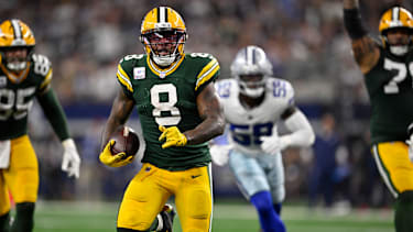 Green Bay Packers Running Back Josh Jacobs läuft mit dem Ball für einen Touchdown in Richtung Endzone.