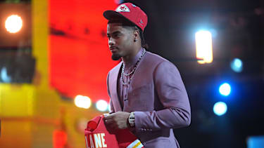 Kansas-City-Chiefs-Cornerback Mansoor Delane hält sein Trikot, nachdem ihn die Chiefs als Sechst-Pick im NFL Draft 2026 ausgewählt haben. Der LSU-Defensive Back soll die Secondary in Kansas City sofort verstärken.