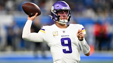 Minnesota Vikings quarterback J.J. McCarthy (9) wirft einen pass in der NFL.