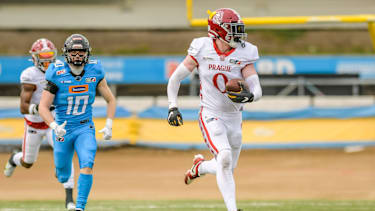 Linebacker Arthur Kingdom läuft mit dem Ball in der Hand bei einem Spiel der Prague Lions gegen die Panthers Wroclaw.