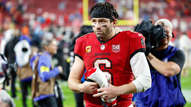 Tampa Bay Buccaneers Quarterback Baker Mayfield (6) läuft nach dem Spiel gegen die Carolina Panthers vom Feld.