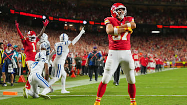 Steht bislang bei zwei gefangenen Touchdowns in den ersten vier Saisonspielen: Chiefs-Tight-End Travis Kelce (re.).