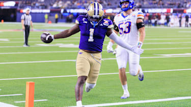 Jonah Coleman, RB von den Washington Huskies läuft zum Touchdown gegen die Boise State Broncos im SoFI Stadium in Inglewood, California.