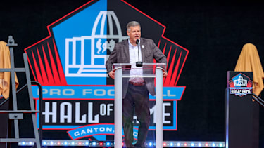 CANTON, OH - AUGUST 02: Pro Football Hall of Fame President Jim Porter addresses the crowd at the 2025 Pro Football Hall of Fame Enshrinement Ceremony on August 2, 2025, at the Tom Benson Hall of Fame Stadium in Canton, OH. (Photo by Frank Jansky Icon Sportswire) NFL, American Football Herren, USA AUG 02 HOF Class of 2025 Enshrinement EDITORIAL USE ONLY Icon25080205