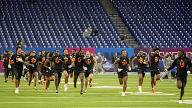 Die Wide Receiver aus dem Combine 2025 rennen das Feld runter im Lucas Oil Stadium in Indianapolis.