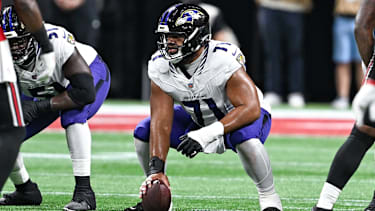Baltimore Center Olaivavega Ioane (71) bei einem NFL-Spiel.