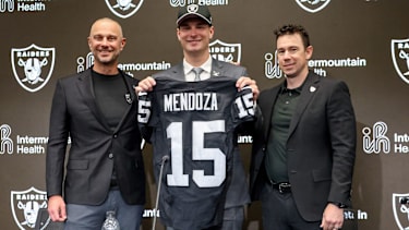 Quarterback Fernando Mendoza (M.), der von den Las Vegas Raiders an erster Stelle im NFL Draft 2026 ausgewählt wurde, posiert mit General Manager John Spytek (l.) und Head Coach Klint Kubiak (r.).