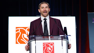 NFLPA Präsident JC Tretter spricht vorm Super Bowl 58 bei der Pressekonferenz der Gewerkschaft in Las Vegas.