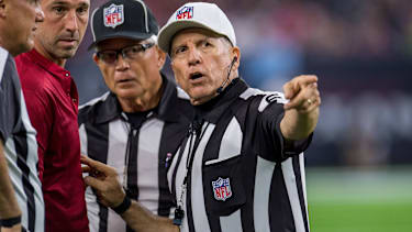 Schiedsrichter Walt Anderson bei einem Spiel der San Francisco 49ers gegen die Houston Texans im Gespräch mit 49ers Head Coach Kyle Shanahan.