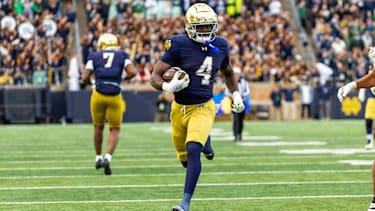 Jeremiyah Love (4) läuft den Ball im Spiel von Notre Dame im College Football.