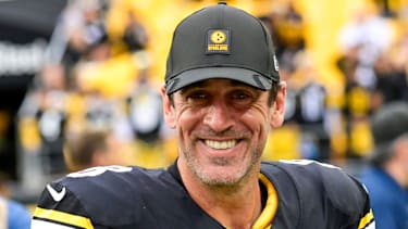 Aaron Rodgers ,Quarterback der Pittsburgh Steelers, lächelt nach einem Sieg der Steelers gegen die Cleveland Browns.