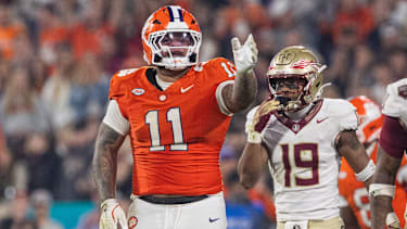Clemson Tigers Defensive Tackle Peter Woods (11) feiert eine gute Aktion gegen die Florida State Seminoles im Memorial Stadium in Clemson, SC.