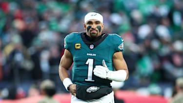 Quarterback Jalen Hurts von den Philadelphia Eagles nach der Nationalhymne vor dem NFC-Wild-Card-Spiel gegen die San Francisco 49ers im Lincoln Financial Field in Philadelphia (NFL Playoffs, USA)