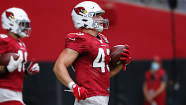 GLENDALE, AZ - JULY 30: Arizona Cardinals tight end Bernhard Seikovits (43) runs the ball during Arizona Cardinals training camp on July 30, 2021 at State Farm Stadium in Glendale, Arizona (Photo by Kevin Abele Icon Sportswire) NFL, American Football Herren, USA JUL 30 Arizona Cardinals Training Camp Icon210730062