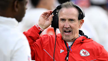 Kansas-City-Chiefs-Defensive Coordinator Steve Spagnuolo beobachtet das Geschehen am Spielfeldrand. Spagnuolo ist seit Jahren einer der prägenden Köpfe der Chiefs-Defense und gilt als wichtiger Architekt des Erfolgs auf dieser Seite des Balls.