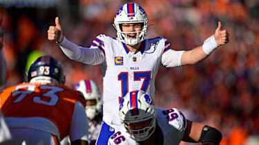 Buffalo Bills Quarterback Josh Allen während eines Plays bei einem Spiel gegen die Denver Broncos.