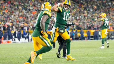 Josh Jacobs und Jordan Love feiern zusammen.