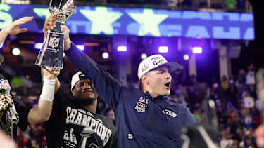 Head Coach Mike Macdonald von den Seattle Seahawks hält nach dem Sieg gegen die New England Patriots die Vince Lombardi Trophy bei Super Bowl LX im Levi’s Stadium in Santa Clara (NFL, USA)