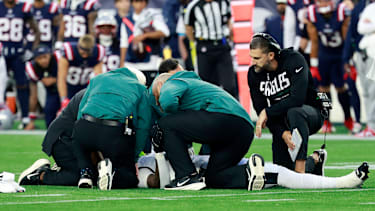 Philadelphia-Eagles-Running-Back Ja’Quinden Jackson wurde gegen die New England Patriots am Kopf getroffen und per Krankenwagen abtransportiert. Seine CT-Untersuchung blieb ohne Befund