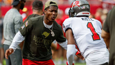 November 9, 2025, Tampa, Florida, USA: Tampa Bay Buccaneers running back Bucky Irving (7) helps running back Rachaad White (1) warm up ahead of a game against the New England Patriots at Raymond James Stadium in Tampa on Sunday, Nov. 9, 2025. Tampa USA - ZUMAs70_ 20251109_zan_s70_138 Copyright: xJeffereexWoox