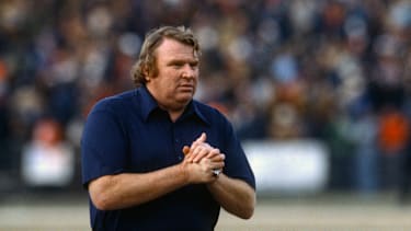 Head Coach John Madden an der Seitenlinie der Oakland Raiders während seiner Amtszeit von 1969 bis 1978
